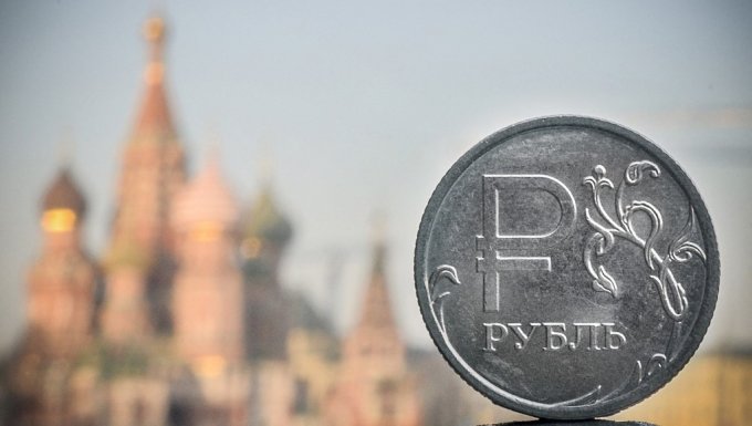 러시아의 루블 동전 뒤로 러시아의 대표적인 상징물인 성 바실리 대성당이 보인다/AFPBBNews=뉴스1