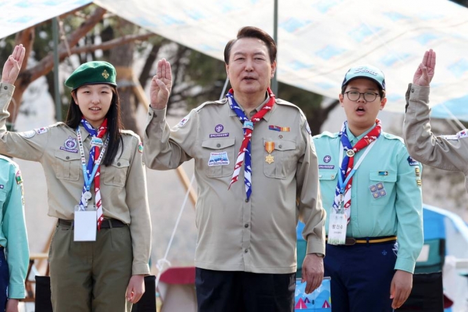 윤석열 대통령이 29일 오후 서울 용산 대통령실 파인그라스 정원에서 열린 한국스카우트연맹 명예총재 추대식에서 스카우트 선서를 하고 있다. (대통령실통신사진기자단) /사진=뉴시스