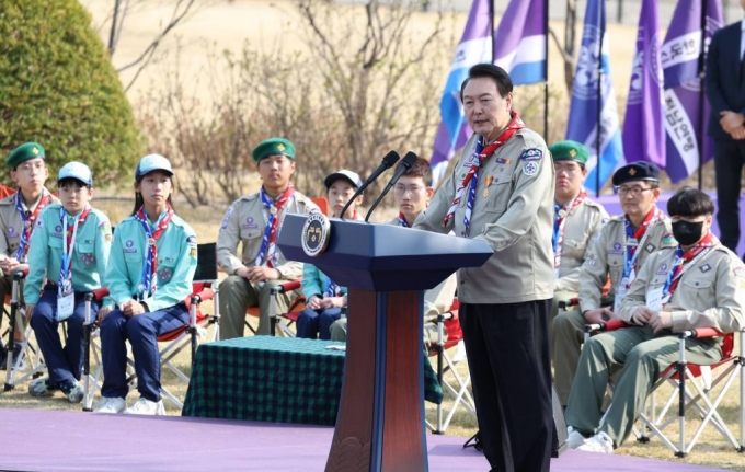 윤석열 대통령이 29일 오후 서울 용산 대통령실 파인그라스 정원에서 열린 한국스카우트연맹 명예총재 추대식에서 수락 인사말을 하고 있다. (대통령실통신사진기자단) /사진=뉴시스