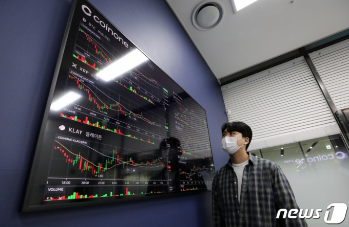 (서울=뉴스1) 김진환 기자 = 사진은 이날 서울 용산구 코인원 고객센터 모니터에 표시된 비트코인 등 암호화폐 시세. 2021.9.24/뉴스1