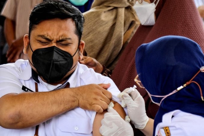 지난 1월 25일 인도네시아 자카르타에서 한 남성이 코로나19 백신 4차 접종을 하고 있다./AFPBBNews=뉴스1