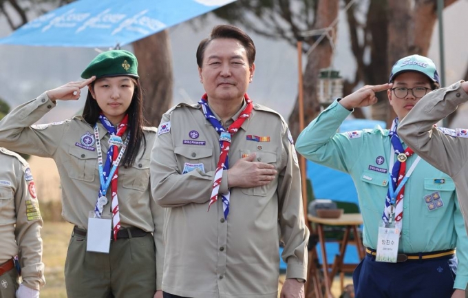 윤석열 대통령이 29일 오후 서울 용산 대통령실 파인그라스 정원에서 열린 한국스카우트연맹 명예총재 추대식에서 국기에 대한 경례를 하고 있다. (대통령실통신사진기자단) /사진=뉴시스