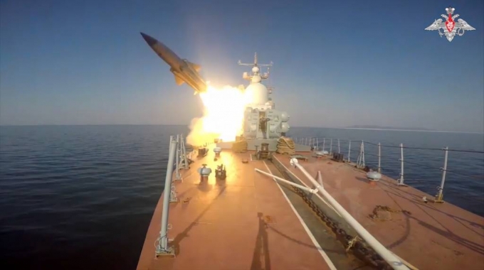 [모스크바=AP/뉴시스] 러시아 국방부가 제공한 사진에 28일 러시아 해군 함정이 일본해(러시아식 표기)에서 모의 표적 미사일 발사 훈련을 하고 있다. 러 국방부는 "태평양 함대의 미사일 함정이 약 100㎞ 거리에서 모의 해상 목표물을 향해 2발의 모스키트 순항 미사일을 성공적으로 발사했다"라고 밝혔다. 2023.03.28.