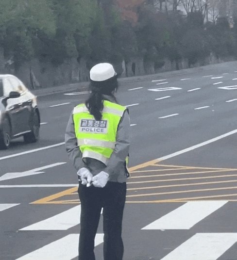 약 2년 전 서울 동작구의 한 도로에서 찍힌 것으로 알려진 영상. 영상에는 혼잡한 도로에서 교통정리를 하는 남녀 교통경찰의 모습이 담겼다. 이때 여성 경찰을 뒷짐을 지고 있어 &quot;아무것도 하지 않은 것 아니냐&quot;는 비판에 휩싸였다. /사진=온라인 커뮤니티