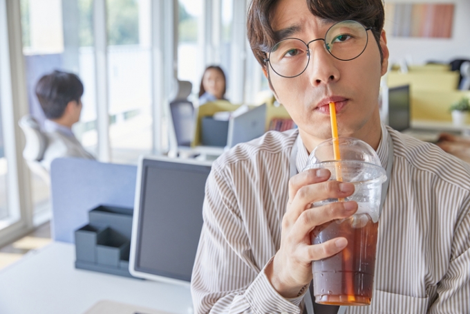 전국 카페에서 플라스틱 빨대 사용이 금지된 지 약 4개월째. 대체품으로 늘어난 종이 빨대가 불편하다는 원성을 사고 있다. /사진=게티이미지뱅크