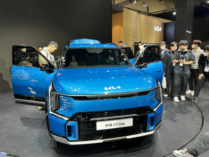 30  11 ⵵ ϻ Ųؽ  2023 Ƽ  ȸ ν   ش  SUV(ٸ) EV9 Կϰ ִ/=̰ 