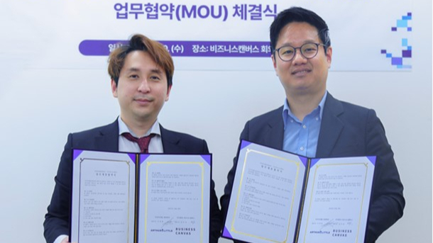 김우진(왼쪽) 비즈니스캔버스 대표와 이세용 아서디리틀 한국지사장 /사진제공=비즈니스캔버스