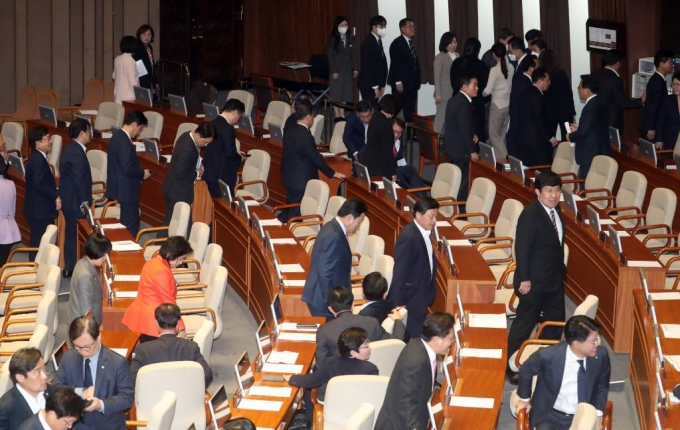 [서울=뉴시스] 이영환 기자 = 30일 오후 서울 여의도 국회 본회의장에서 열린 제404회 국회(임시회) 제2차 본회의에서 방송통신위원회 위원(최민희) 추천안 표결이 진행되자 국민의힘 의원들이 본회의장을 나서고 있다. 2023.03.30.