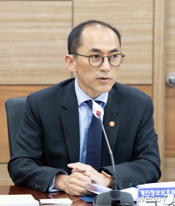 (서울=뉴스1) = 고학수 개인정보보호위원회 위원장이 30일 오후 서울 성북구 고려대 의대에서 열린 의료 마이데이터 간담회에서 인사말을 하고 있다. (개인정보보호위원회 제공) 2023.3.30/뉴스1 Copyright (C) 뉴스1. All rights reserved. 무단 전재 및 재배포 금지.