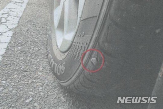 피해차량 타이어에 쇠못이 박혀 있는 모습. /사진=뉴시스, 인천지검