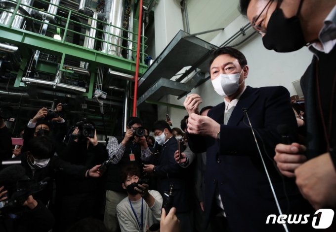 (대전=뉴스1) 오대일 기자 = 윤석열 대통령이 대선후보 시절인 지난 2021년 11월 대전 유성구 대덕연구단지 내 한국원자력연구원를 방문해 SMR(소형모듈원자로) 관련 시설을 둘러보고 있다. 2021.11.29/뉴스1