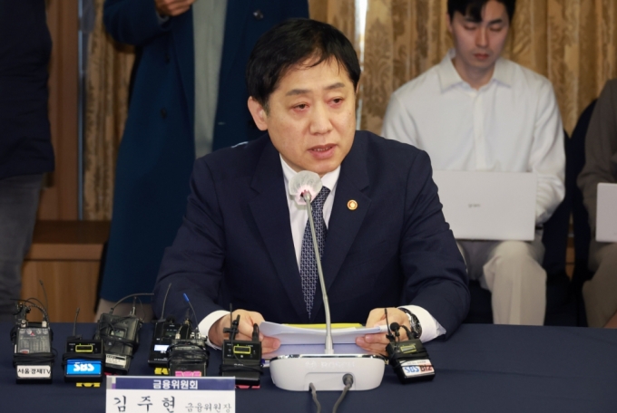 김주현 금융위원장이 31일 서울 중구 소재 프레스센터에서 이복현 금융위원장, 김광수 은행연합회장, 5대금융지주회장단과 간담회를 열고 발언하고 있다./사진=금융위원회
