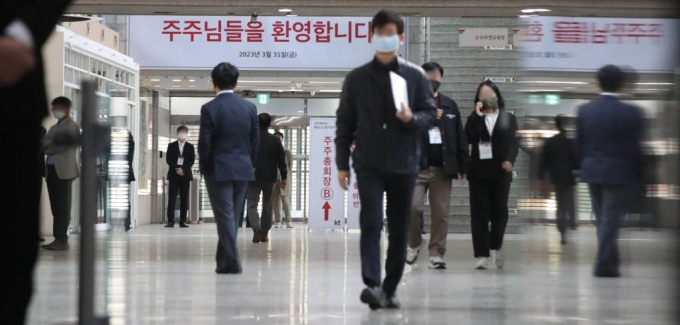 KT사외이사 후보 3인이 주주총회 전 사퇴의사를 밝힌 가운데 31일 오전 서울 서초구 KT연구개발센터에서 열린 KT 제41기 주주총회장으로 주주들이 입장하고 있다./사진제공=뉴시스