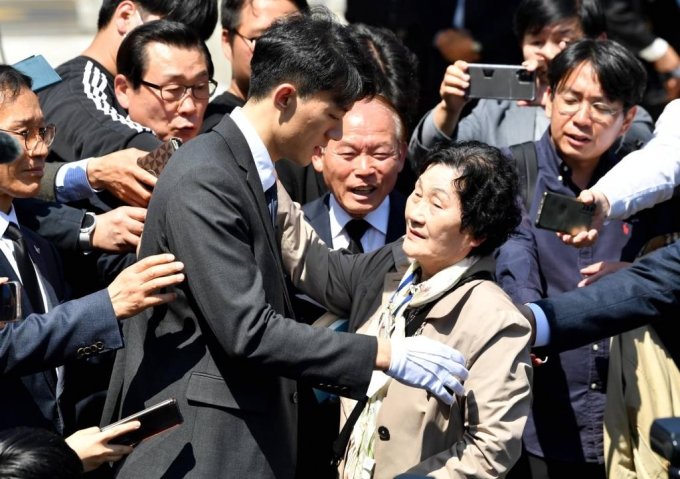 고(故) 전두환씨의 손자 전우원(27)씨가 31일 오전 광주 북구 운정동 국립5·18민주묘지에서 참배를 마친 뒤 문재학군 모친과 포옹하고 있다. /사진=뉴시스