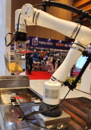 프랜차이즈 창업박람회에 대거 출현한 '로봇'들의 정체는?