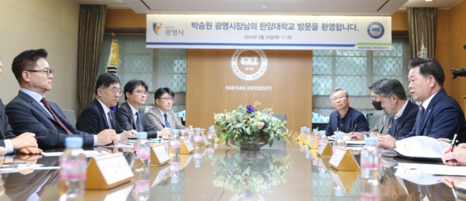 박승원 광명시장(오른쪽)은 지난 30일 오전 한양대학교를 방문해 이기정 총장(왼쪽)과 면담을 가졌다/사진제공=광명시