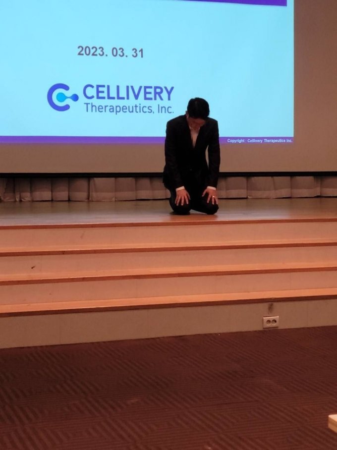지난달 31일 열린 셀리버리 주주총회에서 조대웅 셀리버리 대표가 주주들을 향해 무릎 꿇고 사과하고 있다. /사진=독자제공