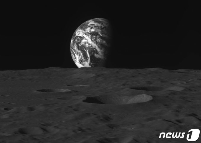 한국항공우주연구원이 지난해 12월 31일과 올해 1월 1일 에 다누리에서 촬영한 지구 사진을 공개했다. 2023.1.3/사진=뉴스1((항공우주연구원 제공) 