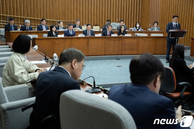(서울=뉴스1) 이재명 기자 = 조규홍 보건복지부 장관과 이정식 고용노동부 장관, 김현숙 여성가족부 장관이 31일 오전 서울 여의도 국회에서 열린 인구위기특별위원회 전체회의에서 업무 보고를 듣고 있다. 2023.3.31/뉴스1 Copyright (C) 뉴스1. All rights reserved. 무단 전재 및 재배포 금지.
