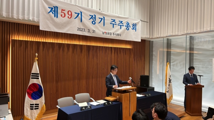 31   1964 3 ȸǽǿ   59   ȸ   ̻ ̻簡 ϰ ִ./=