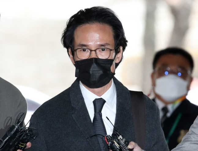 [서울=뉴시스] 김진아 기자 = 계열사 부당 지원 및 회사자금 횡령 의혹을 받는 조현범 한국타이어앤테크놀로지(한국타이어) 회장이 8일 서울 서초구 서울중앙지법에서 구속 전 피의자 심문(영장실질심사)을 받기 위해 출석하고 있다. 2023.03.08.