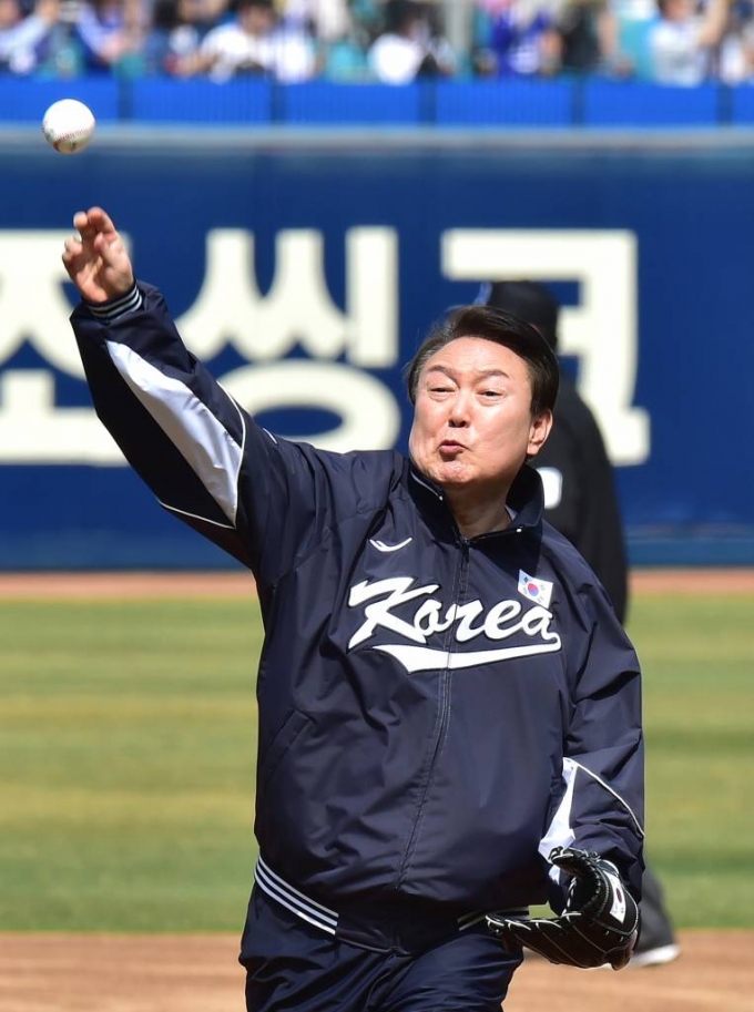 [뱸=ý] ̹  =   1  뱸  Ｚ̿ũ  2023  SOL KBO Ｚ ̿ NC ̳뽺  ⿡ ñϰ ִ. 2023.04.01.