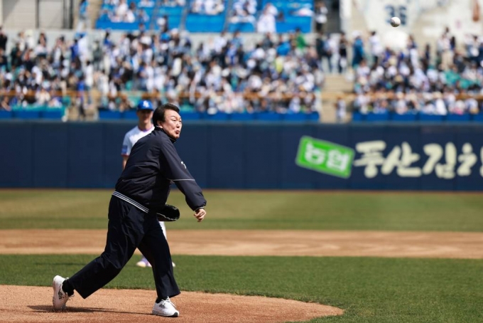 [대구=뉴시스] 윤석열 대통령이 1일 대구 삼성라이온즈파크에서 열린 프로야구 NC 다이노스와 삼성 라이온즈 개막전에서 시구하고 있다. (사진=대통령실 제공) 2023.04.01. *재판매 및 DB 금지