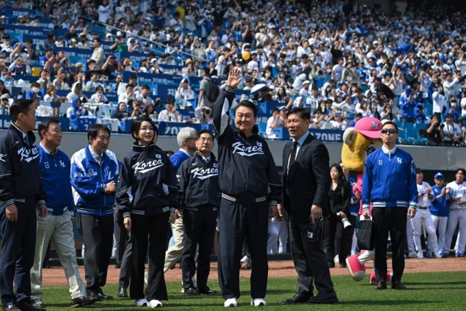 [대구=뉴시스] 윤석열 대통령이 1일 대구 삼성라이온즈파크에서 열린 프로야구 NC 다이노스와 삼성 라이온즈 개막전에서 관중들을 향해 인사하고 있다. (사진=대통령실 제공) 2023.04.01. *재판매 및 DB 금지
