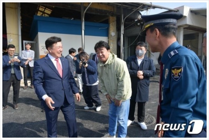 지난 1일 재개장한 예산시장을 찾은 백종원 씨가 방문객들에게 인사를 하고 있다.(예산군 제공) /사진=뉴스1