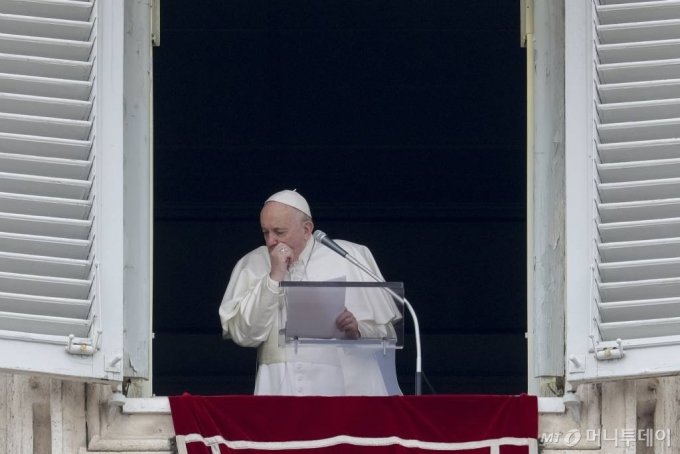 지난 2020년 3월1일(현지시간) 프란치스코 교황이 바티칸 성베드로광장에서 열린 일요 삼종기도회 강론 중 기침을 하고 있다./AP=뉴시스 