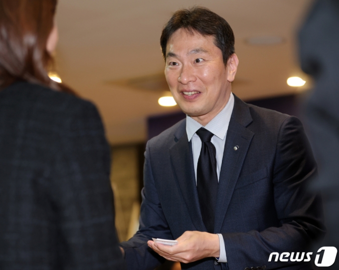 이복현 금융감독원장이 24일 오후 서울 중구 신한은행 본사에서 열린 상생금융 관련 현장 간담회에서 참석자들과 인사 나누고 있다. /사진=뉴스1