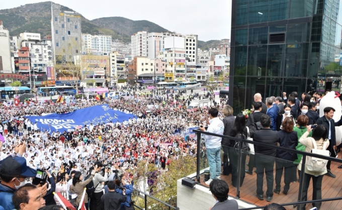 국제박람회기구 실사단 부산 방문 환영행사 모습./사진제공=부산시