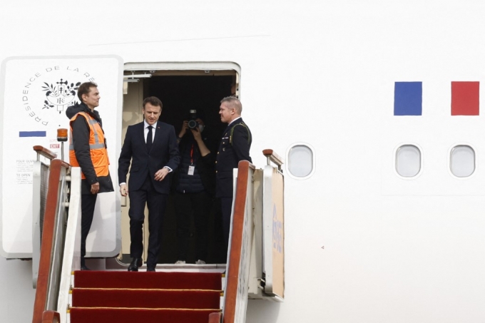 에마뉘엘 마크롱 프랑스 대통령이 5일 중국 베이징 수도국제공항에 도착해 대통령 전용기에서 내려오고 있다. /AFPBBNews=뉴스1