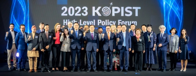 븸 ȭü 2 5   걸 ׷ϾƮ ȣڿ  2023 KOPIST  å ȸ ڵ Կ ϰ ִ./=ü