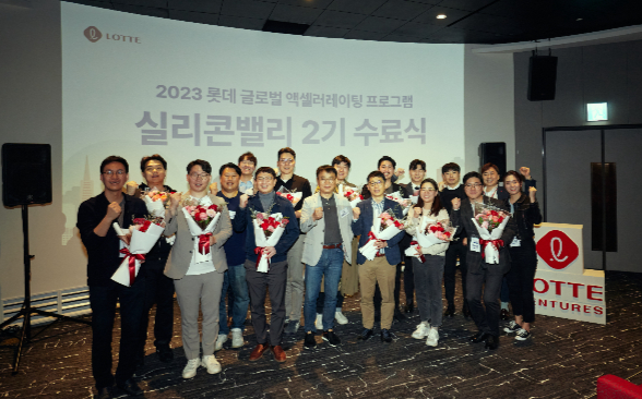 2023 롯데 글로벌 액셀러레이팅 프로그램 실리콘밸리 2기 수료식에서 참가자들이 기념 촬영을 하고 있다./사진제공=롯데벤처스