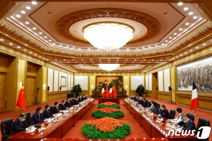 시진핑 중국 국가 주석과 에마뉘엘 마크롱 프랑스 대통령이 6일 중국 베이징 인민 대회당에서 회담을 하고 있다.   /로이터=뉴스1