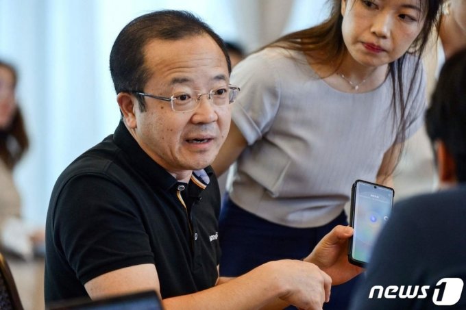 (선전 AFP=뉴스1) 우동명 기자 = 왕청루 화웨이 소프트웨어 담당 사장이 1일(현지시간) 광둥성 선전에서 독자 스마트폰 운영체제인 훙멍 하모니 OS를 설명하고 있다.  (C) AFP=뉴스1  