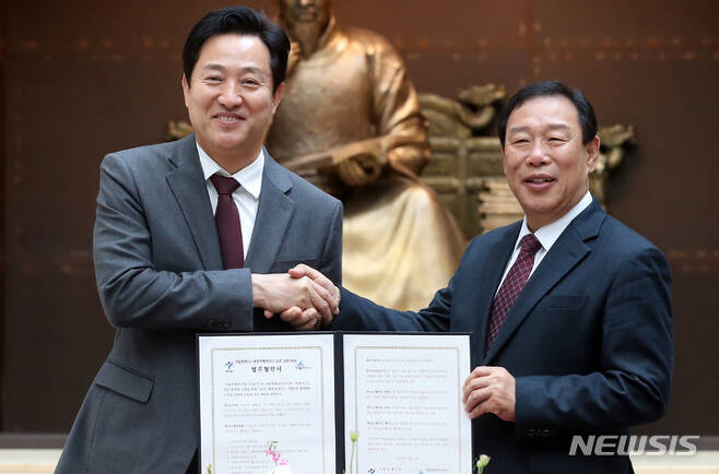 오세훈 서울시장(왼쪽)과 최민호 세종시장이 10일 세종시 보람동 세종시청에서 서울시-세종시 교류강화 업무협약서에 서명한 뒤 기념촬영을 하고 있다./사진=뉴시스