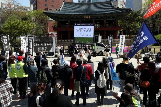 [서울=뉴시스] 조성봉 기자 = 8일 오후 서울 종로구 보신각 앞에서  열린 대량학살된 1500마리 개들을 위한 위령제에서 이경화 명인이 진혹곡 공연을 하고 있다. 이날 위령제에는 번식장·펫샵 폐지 시민행동에 연대하는 110개 동물권 단체들과 환경단체, 민변 동물권위원회, 동물의 권리를 옹호하는 변호사들, 동물권연구변호사단체PNR 등 법조인 단체, 정의당, 녹색당, 더밝은미래당 등 정당 소속 기관들도 참석했다. 2023.04.08.