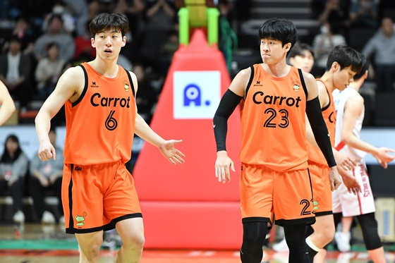 이정현(왼쪽)과 전성현. /사진=KBL 제공