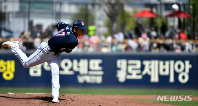 두산 투수 곽빈이 9일 KIA전에서 역투하고 있다. /사진=뉴시스