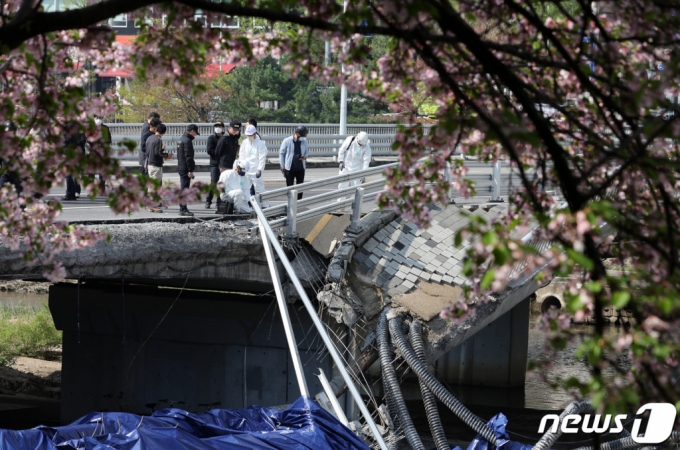 경찰 과학수사대와 국립과학수사연구원 등 관계자들이 7일 오전 경기도 성남시 분당 정자교 붕괴사고 현장에서 합동 현장감식을 하고 있다. /사진=뉴스1