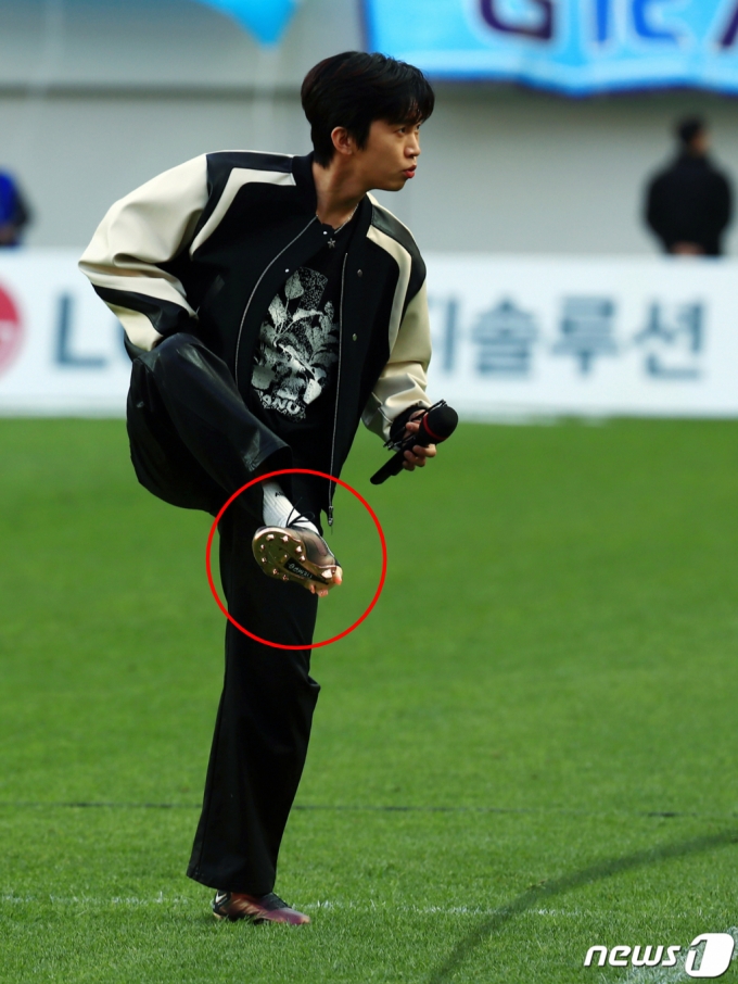 Lim Yeongwoong took the stage wearing football boots for “Grass