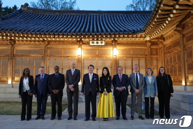 (서울=뉴스1) 오대일 기자 = 윤석열 대통령과 김건희 여사가 3일 청와대 상춘재에서 열린 BIE(국제박람회기구) 실사단 초청 만찬에서 참석자들과 기념촬영을 하고 있다. (대통령실 제공) 2023.4.3/뉴스1  Copyright (C) 뉴스1. All rights reserved. 무단 전재 및 재배포 금지.