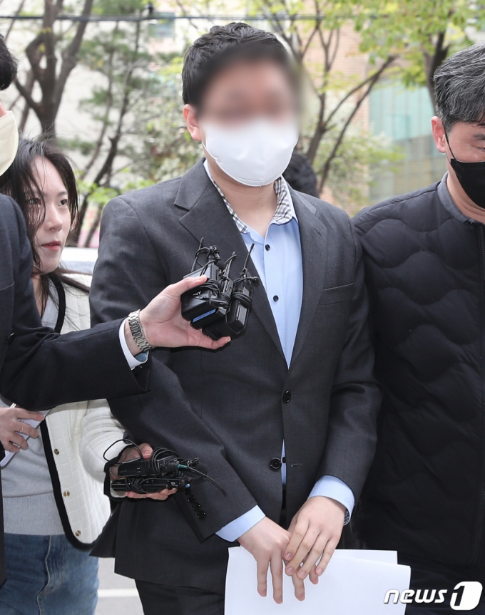 (서울=뉴스1) 민경석 기자 = 강남 납치·살인 사건의 배경이 되는 P코인 등 가상자산(암호화폐)을 상장해주는 대가로 뒷돈을 챙긴 혐의를 받는 전 코인원 거래소 직원 A씨가 10일 오전 서울 양천구 서울남부지방법원에서 열린 영장실질심사에 출석하고 있다. A씨는 코인원 상장 담당으로 일하던 당시 코인을 상장해주는 대가로 브로커에게서 약 10억원 상당의 현금과 코인을 수수한 혐의를 받는다. 2023.4.10/뉴스1 Copyright (C) 뉴스1. All rights reserved. 무단 전재 및 재배포 금지.