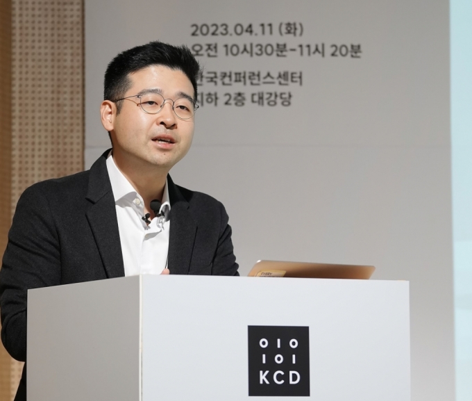 김동호 한국신용데이터 대표가 11일 기자간담회를 갖고 주요 서비스와 성과, 향후 사업 계획 및 방향에 대해 설명하고 있다. /사진=한국신용데이터 제공