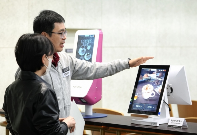 한국신용데이터의 KCD공동체사 중 하나인 ‘아임유(포스 전문 기업)’의 제품 /사진=한국신용데이터 제공