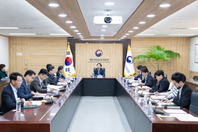 지난달 31일 제6차 마이데이터 표준화 협의회에 참석한 최장혁 개인정보보호위원회 부위원장(정면 가운데)과 관계 부처 참석자들이 전 분야 마이데이터 시행을 앞두고 개인정보 표준화 방안을 논의하고 있다./사진제공=개인정보보호위원회