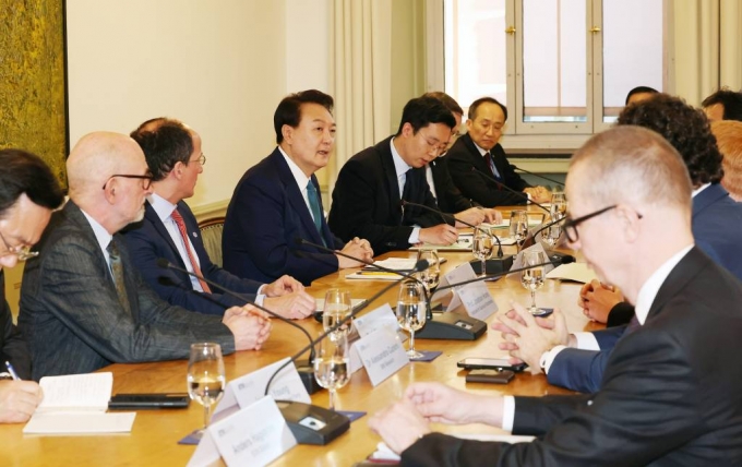 윤석열 대통령이 지난 1월 스위스 취리히 연방공과대학에서 열린 &#039;양자 석학과의 대화&#039;에서 발언하고 있다. / 사진=뉴시스