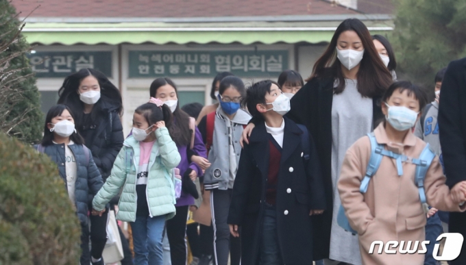  수도권 미세먼지 비상저감조치가 6일째 시행되고 있는 지난 2019년 3월 6일 오전 서울 영등포구 여의도초등학교에서 학생들이 마스크를 쓰고 등교하고 있다./사진=뉴스1